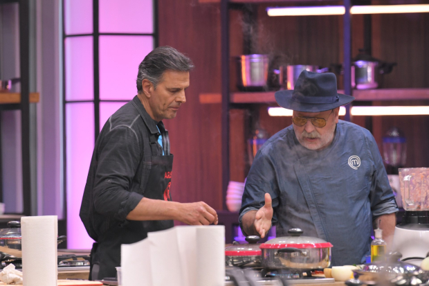 Agustín Arana recibiendo los consejos del Chef Herrera en MasterChef Celebrity México 2024