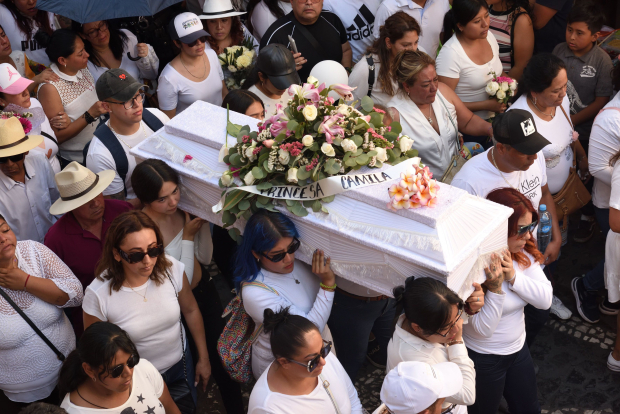 La mañana de este viernes, familiares, vecinos y amigoa realizaron el funeral para despedir a Camila, una menor de 8 años de edad que fue secuestrada y brutalmente asesinada en Taxco, Guerrero.