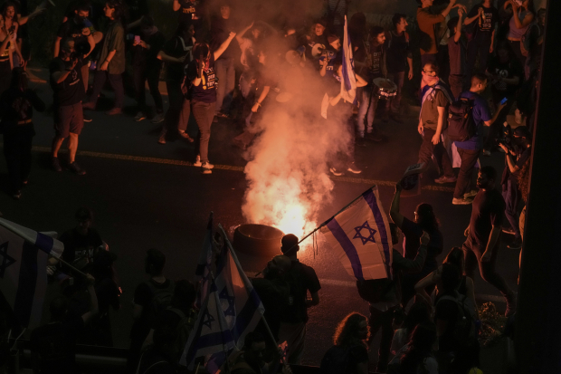Disidentes realizan quemas durante las protestas para exigir la renuncia del premier, ayer.