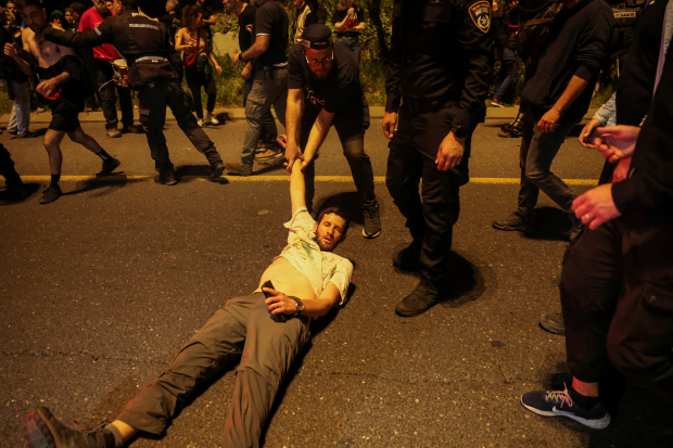 Un crítico de Gobierno es arrastrado tras choques con la Policía en Jerusalén.