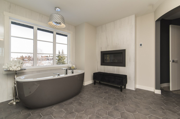 El mármol en el piso del baño es ideal para este estilo.