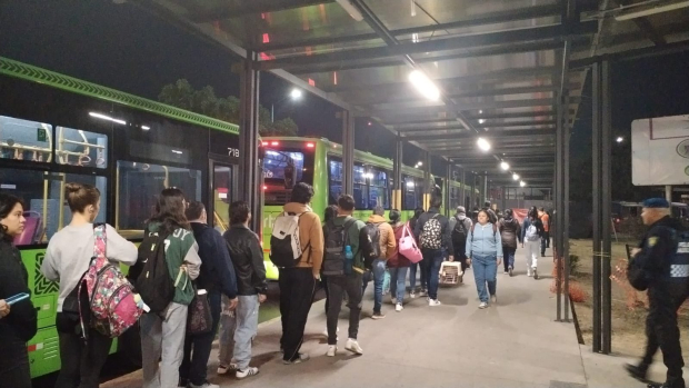 Desde muy temprano, los usuarios del Metro Pantitlán, de la Línea 5, debieron usar los camiones de RTP.