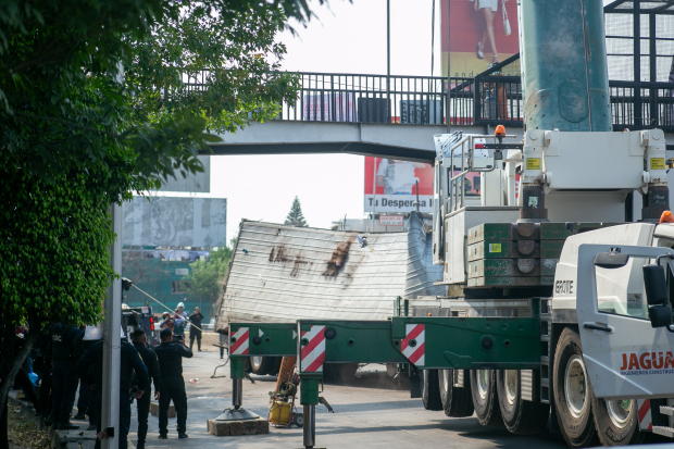 Autoridades capitalinas retiran el camión de las vías y quitan puente.
