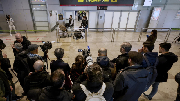 En el aeropuerto, los medios se hicieron presentes para hablar con Rubiales sobre su detención.