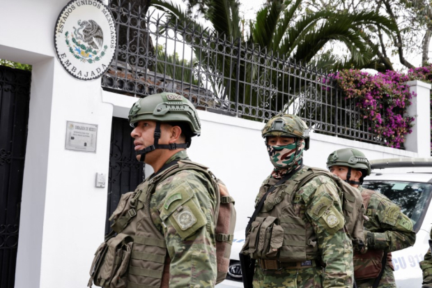 Soldados en Ecuador resguardan embajada de México.