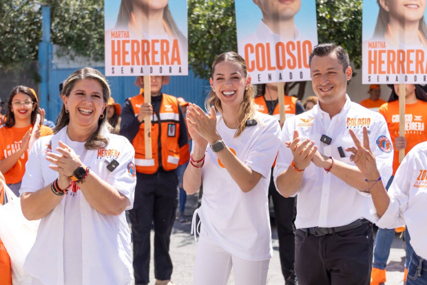 Mariana Rodríguez Cantú, candidata a la alcaldía de Monterrey, visita a los vecinos de la colonia Plutarco Elías Calles acompañada de otros candidatos.