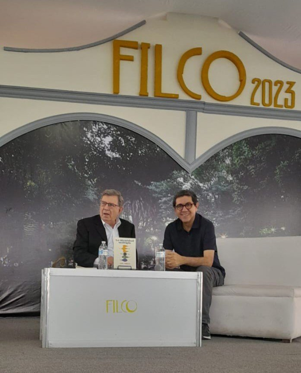 Carlos Pereda y Guillermo Hurtado, en la Feria Internacional del Libro en 
Coyoacán, en abril de 2023.