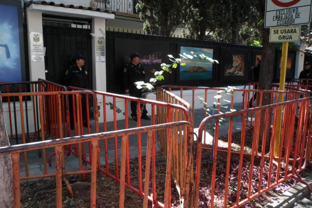 Colocan vallas alrededor de embajada de Ecuador en México.