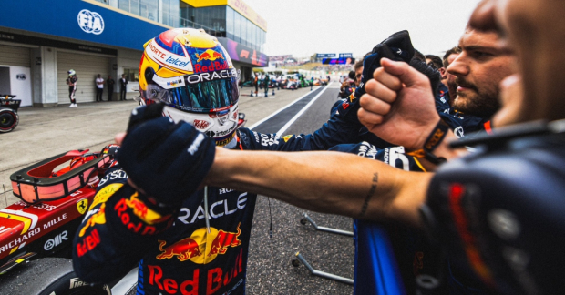 Checo Pérez festeja con miembros de Red Bull su segundo lugar en el GP de Japón de F1 2024