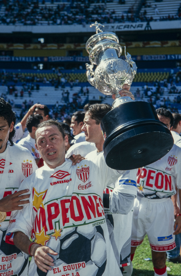 Alex Aguinaga celebra el título del Necaxa ante Chivas en la final del Torneo Invierno 1998