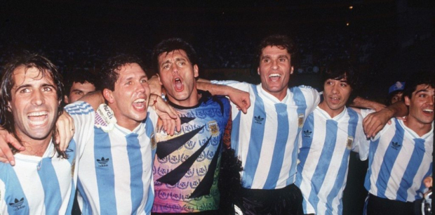 Futbolistas de Argentina celebran su coronación en la Copa América Chile 1991.
