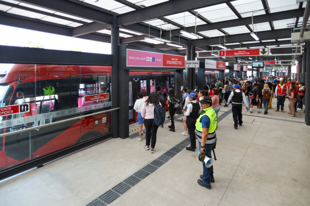 Usuarios del Centro de Transferencia Modal hacen fila para abordar las unidades del Metrobús, ayer.