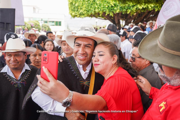 El candidato de la 4T, Eduardo Ramírez, en Amatenango del Valle, ayer.