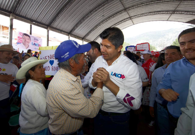 El contendiente de oposición, Eduardo Rivera, en Ixtacamaxtitlán, ayer.