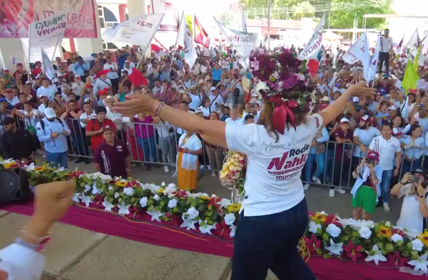 La candidata Rocío Nahle, en un acto proselitita en Chinameca, ayer.