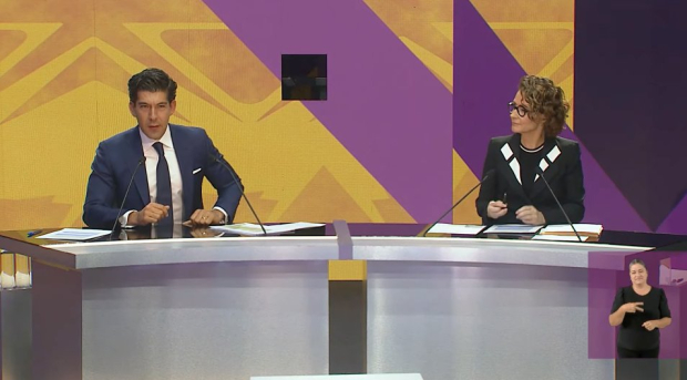 Manuel López San Martín y Denise Maerker, los moderadores del primer debate presidencial, ayer.