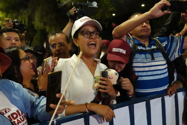 Gabriela Osorio, candidata a la alcaldía Tlalpan por la coalición SHH, durante la salida de Claudia Sheinbaum, ayer.