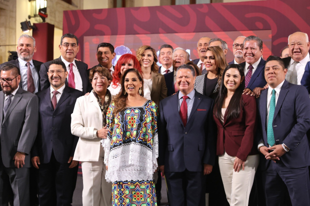La conferencia mañanera en Palacio Nacional reúne a 23 gobernadores de la 4T para anunciar el inicio del programa "La Clínica es Nuestra".