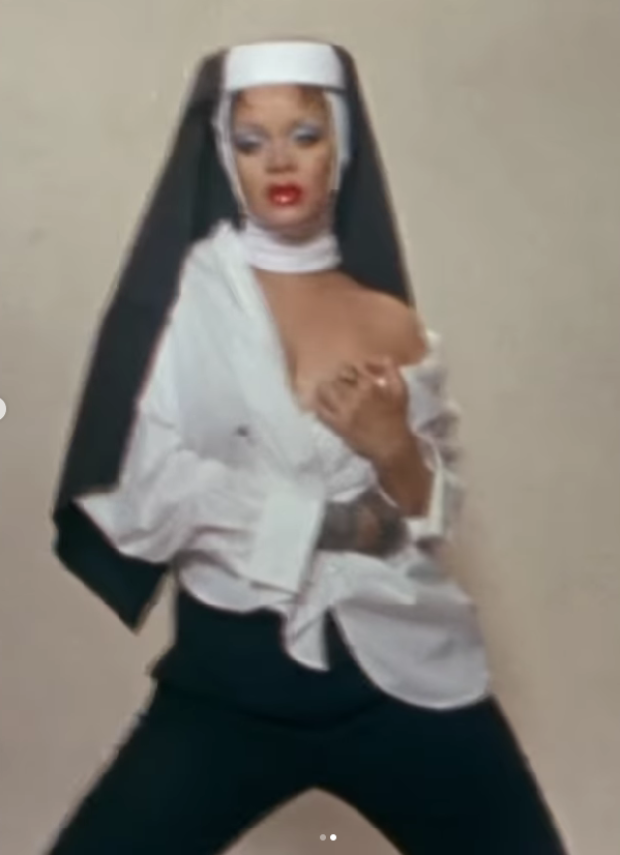 Rihanna comparte sugestivo video donde posa como una monja poco ortodoxa.