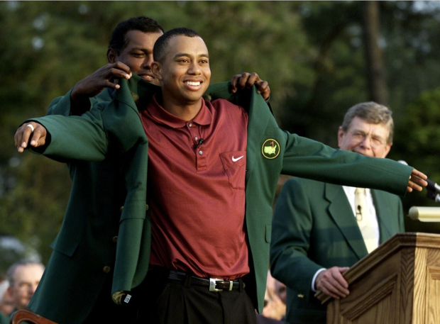 Tiger Woods, recibió el Saco Verde de Vijay Singh. En esta ocasión se convirtió en el primer hombre en ganar los cuatro títulos principales profesionales seguidos de golf (2001)