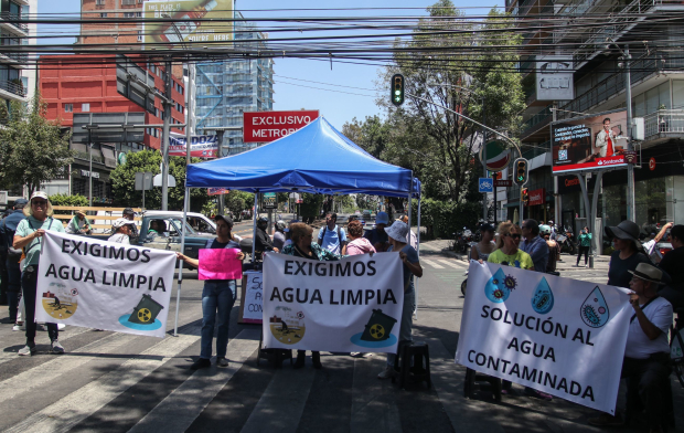 Vecinos de la alcaldía Benito Juárez bloquearon ayer, por 2o día, el cruce de Insurgentes y Xola.