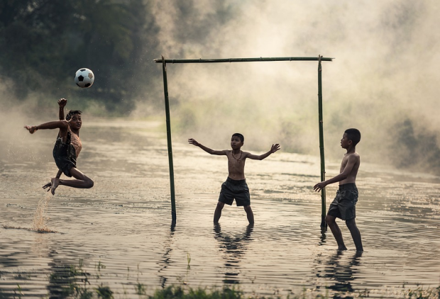 Imagen de niños jugando futbol