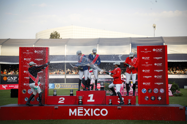 El mexicano Fernando Martínez Sommer y su compañero Thibeau Spits, del equipo Prague Lions, celebran su victoria en la Global Champions League México