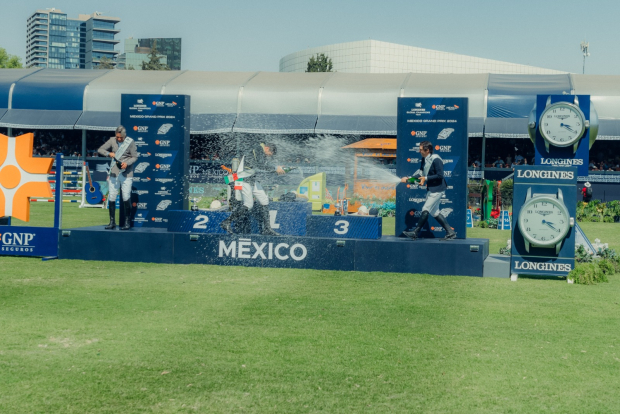 Jinetes celebran en el podio del Longines Global Champions Tour México