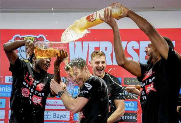 Xabi Alonso celebra el título de la Bundesliga con sus jugadores del Bayer Leverkusen