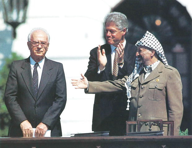 El primer ministro israelí Yitzhak Rabin, el presidente de la Organización para la Liberación Palestina, Yasir Arafat, y el presidente estadunidense Bill Clinton, durante un acuerdo para una mayor autonomía de los palestinos en 1993. Meses después, Rabin fue asesinado por la ultra izquierda israelí.