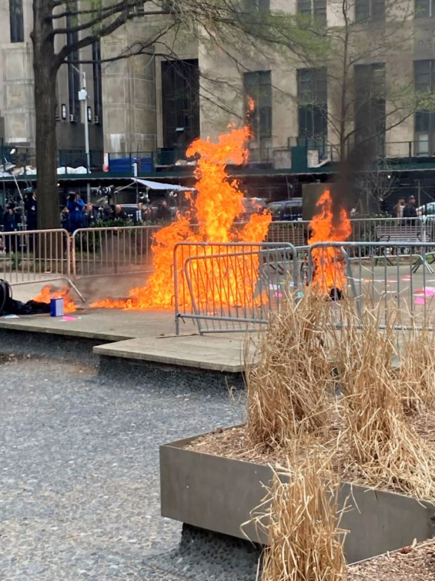 Hombre se prende fuego al exterior del Tribunal donde se celebra juicio a Trump.