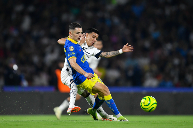 Álvaro Fidalgo y Leo Suárez luchan por el balón en el clásico capitalino entre Pumas y América en Ciudad Universitaria.