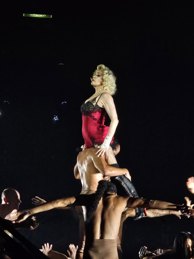 Madonna con un vestido de seda y botas de Miu Miu