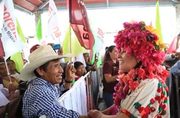 Rocío Nahle con simpatizantes del municipio de Zontecomatlán, ayer.