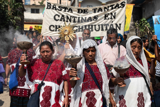 Integrantes del pueblo de Chalchihuitán, Chiapas, peregrinaron por la cabecera municipal para exigir paz y el cierre de cantinas que sirven como fachadas para el narcotráfico, el pasado 20 de abril.