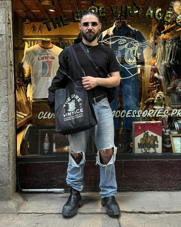DJ Skrillex comprando ropa vintage en tienda de la colonia Roma