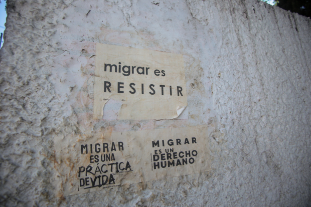 "Migrar es un derecho", se lee en carteles de la zona.