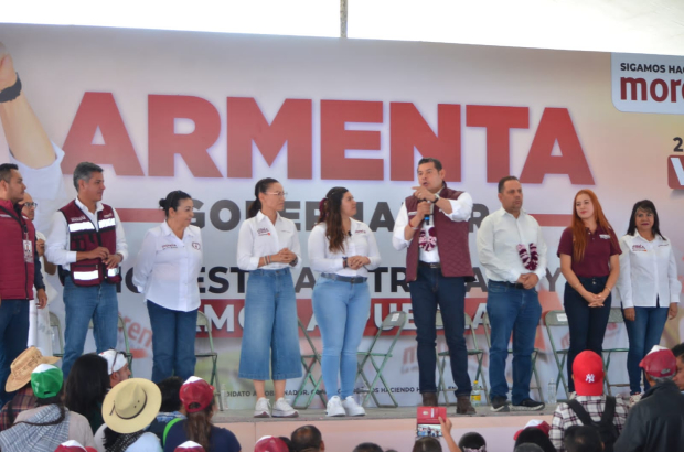 Apoyo diverso: mujeres, líderes comunitarios y equipo municipal respaldan las iniciativas de Armenta.