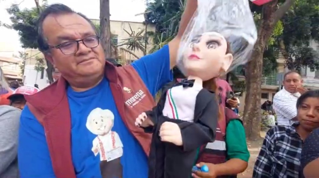 En 600 pesos, venden muñecas de Claudia Sheinbaum.