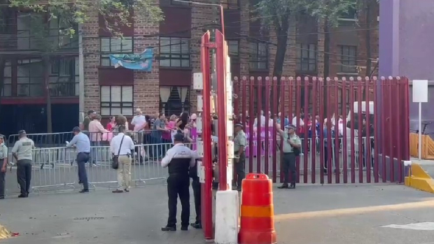 Con globos rosas, simpatizantes de Xóchitl Gálvez esperan la llegada de la candidata.