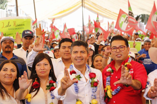 El candidato Eduardo Rivera (centro) con simpatizantes de Cañada Morelos, ayer.