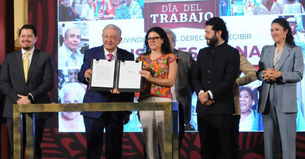 Andrés Manuel López Obrador, presidente de México, acompañado de la secretaria de Gobernación firmó el decreto que permite la creación del Fondo de Pensiones para el Bienestar.