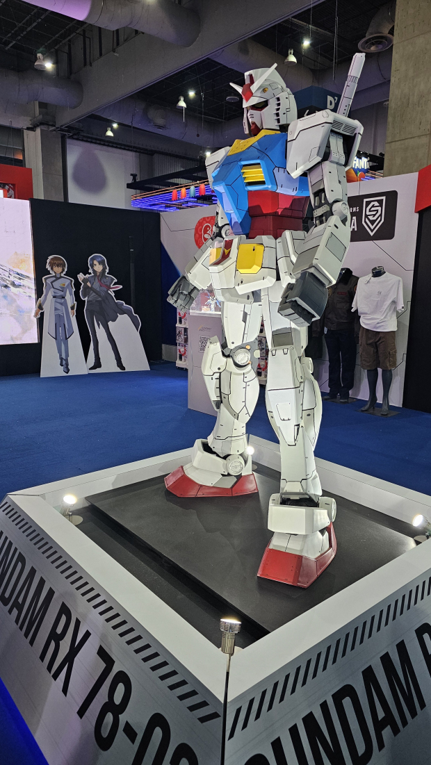 Una estatua de Gundam se robó  las miradas.