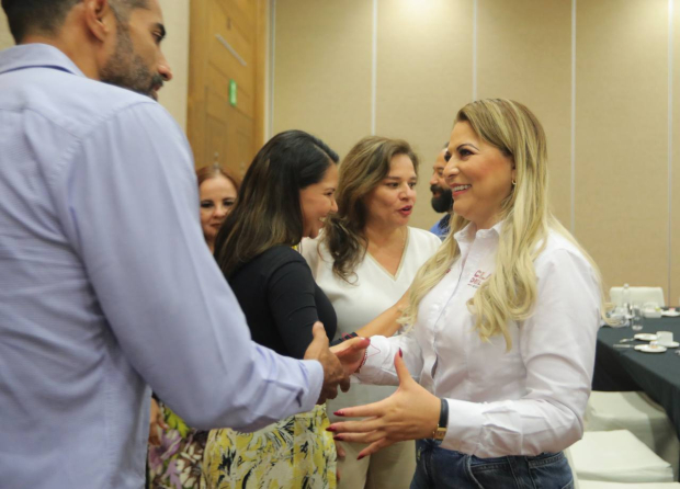 Claudia Delgadillo, tras reunirse con empresarios de Puerto Vallarta, ayer.