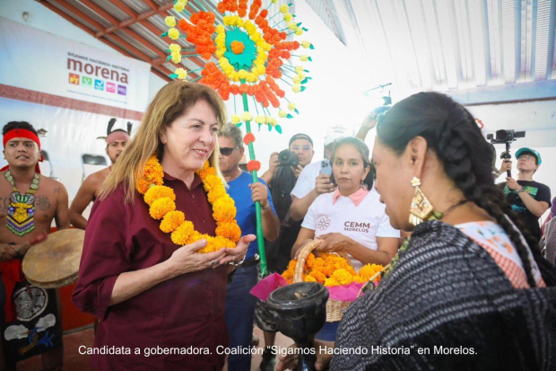 La aspirante Margarita González de gira por el municipio de Xoxocotla, ayer.