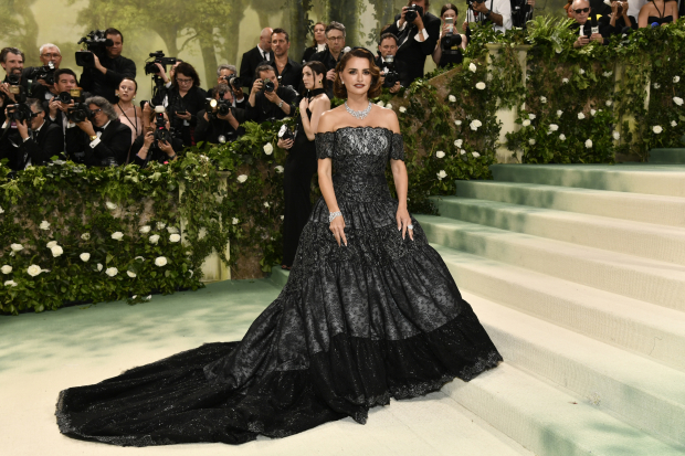 Penélope Cruz optó por un vestido negro con larga cola de Chanel.