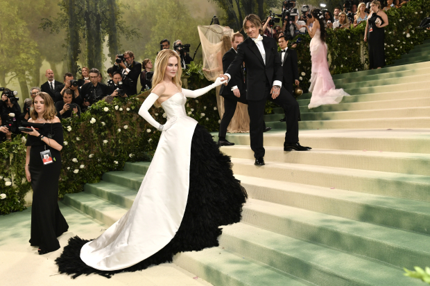 Nicole Kidman derrochó elegancia con un look de Balenciaga.