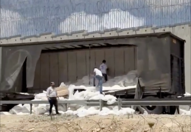 Disidentes tiran cajas y paquetes con ayuda humanitaria en plena carretera en el corredor Erez, cerca de Líbano.