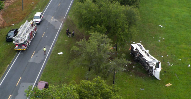 Autobús chocó y volcó en Florida, provocando la muerte de ocho jornaleros.