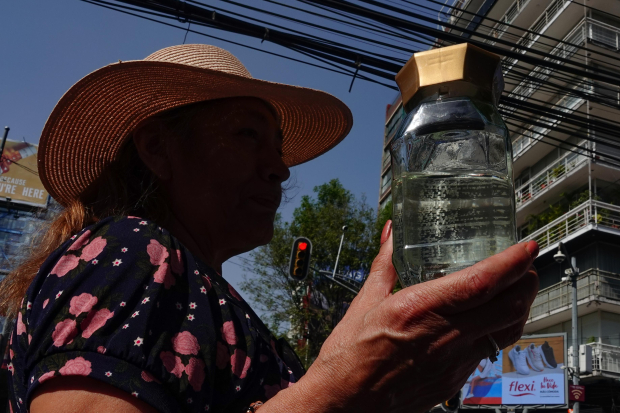 Vecinos de la alcaldía Benito Juárez se manifestaron en abril pasado para exigir una explicación por el agua potable contaminada que llega a sus hogares.